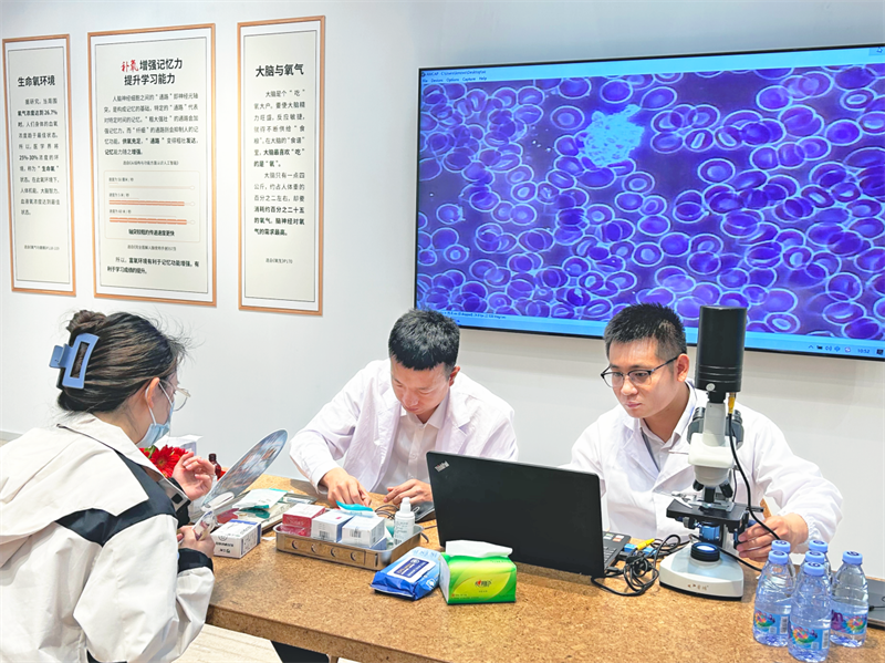 得高補氧學(xué)習(xí)桌亮相第83屆中國教育裝備展示會,富氧科技助力青少年智慧成長 圖片7 得高補氧學(xué)習(xí)桌亮相第83屆中國教育裝備展示會,富氧科技助力青少年智慧成長 圖片7