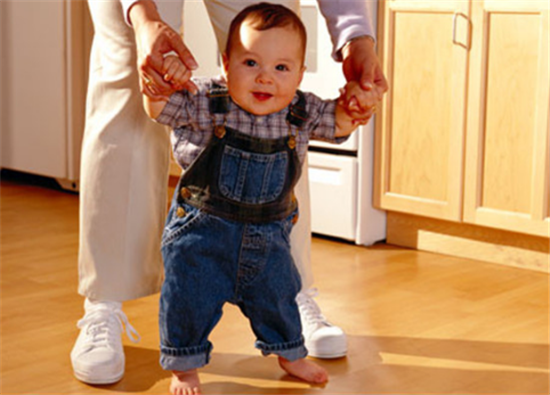 寶寶在家里“摸爬滾打” 如果鋪的是軟木地板就好了